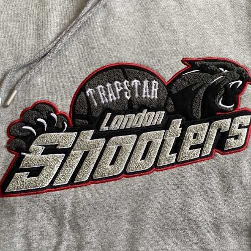 Poleron TRAPSTAR Shooters "Negro/Rojo" Bordado - Imagen 5