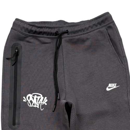 Conjunto NIKE TECH x SYNA CENTRAL CEE "Negro/Gris Oscuro/Blanco" Algodón Mejor Calidad - Imagen 6