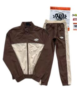 Conjunto SYNA WORLD CORTAVIENTO "Cafe/Beige" + BOLSA Y STICKERS