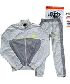 Conjunto SYNA WORLD CORTAVIENTO "Blanco/Gris" + BOLSA Y STICKERS