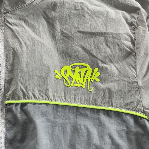 Conjunto SYNA WORLD CORTAVIENTO "Blanco/Gris" + BOLSA Y STICKERS - Imagen 2