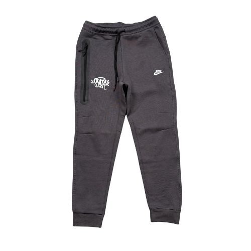 Pantalón Buzo NIKE TECH x SYNA CENTRAL CEE "Gris Oscuro/Blanco" Algodón