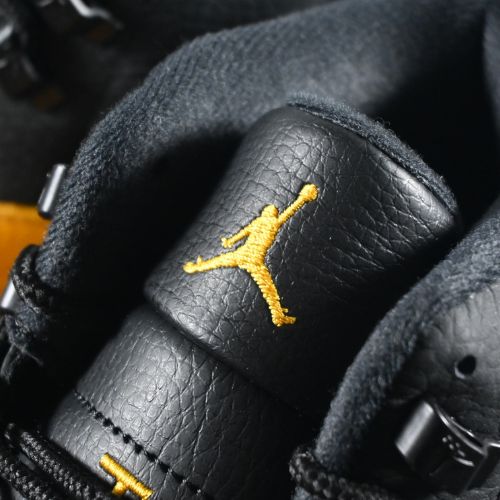 Air Jordan Retro 12 "University Gold" Negro Dorado - Imagen 5