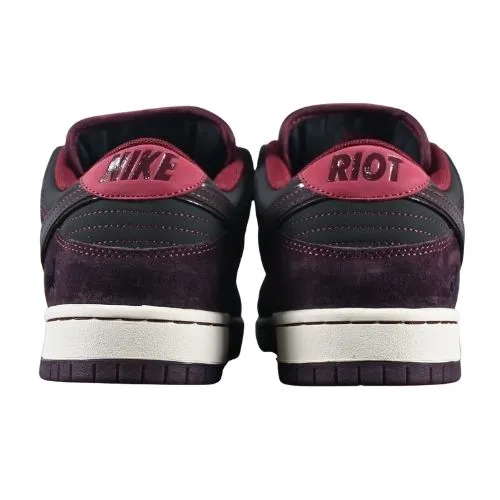 RIOT Skateshop x Nike SB Dunk Low "Mahogany Dark Beetroot Team Red Sail Night Maroon" - Imagen 3